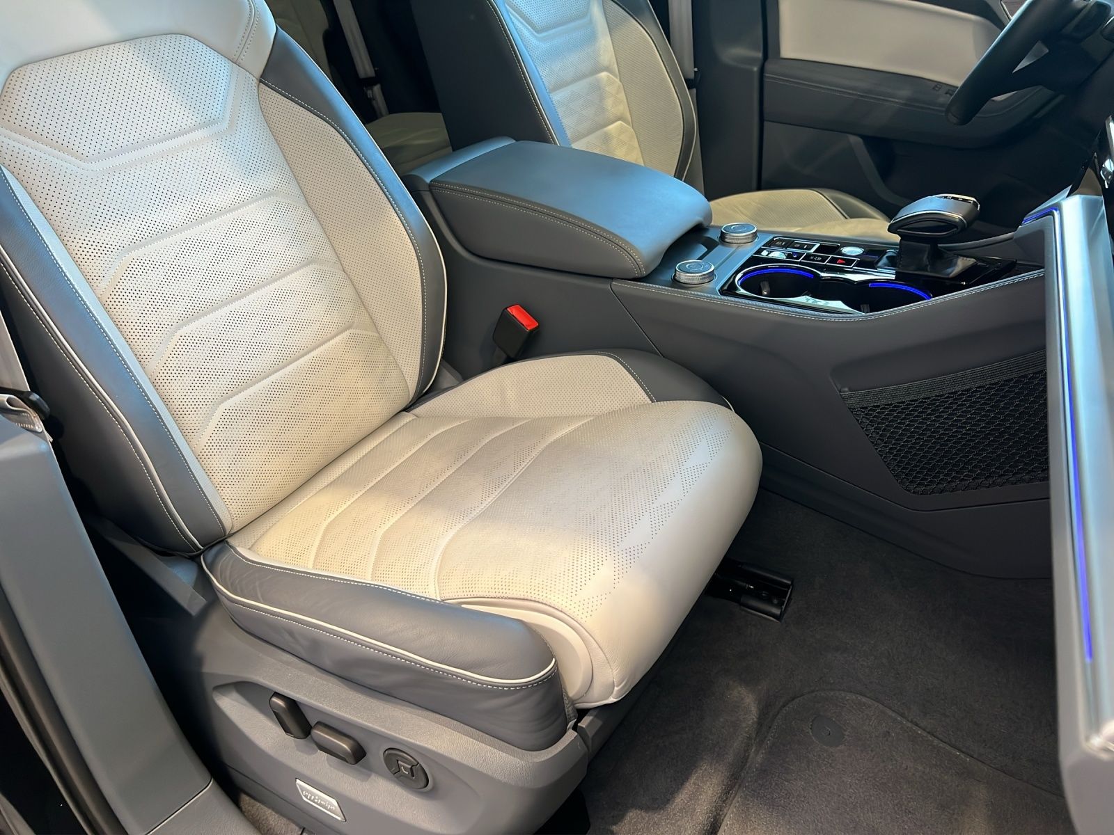 Fahrzeugabbildung Volkswagen Touareg TDI Elegance Matrix AHK HUD Luft Pano AI