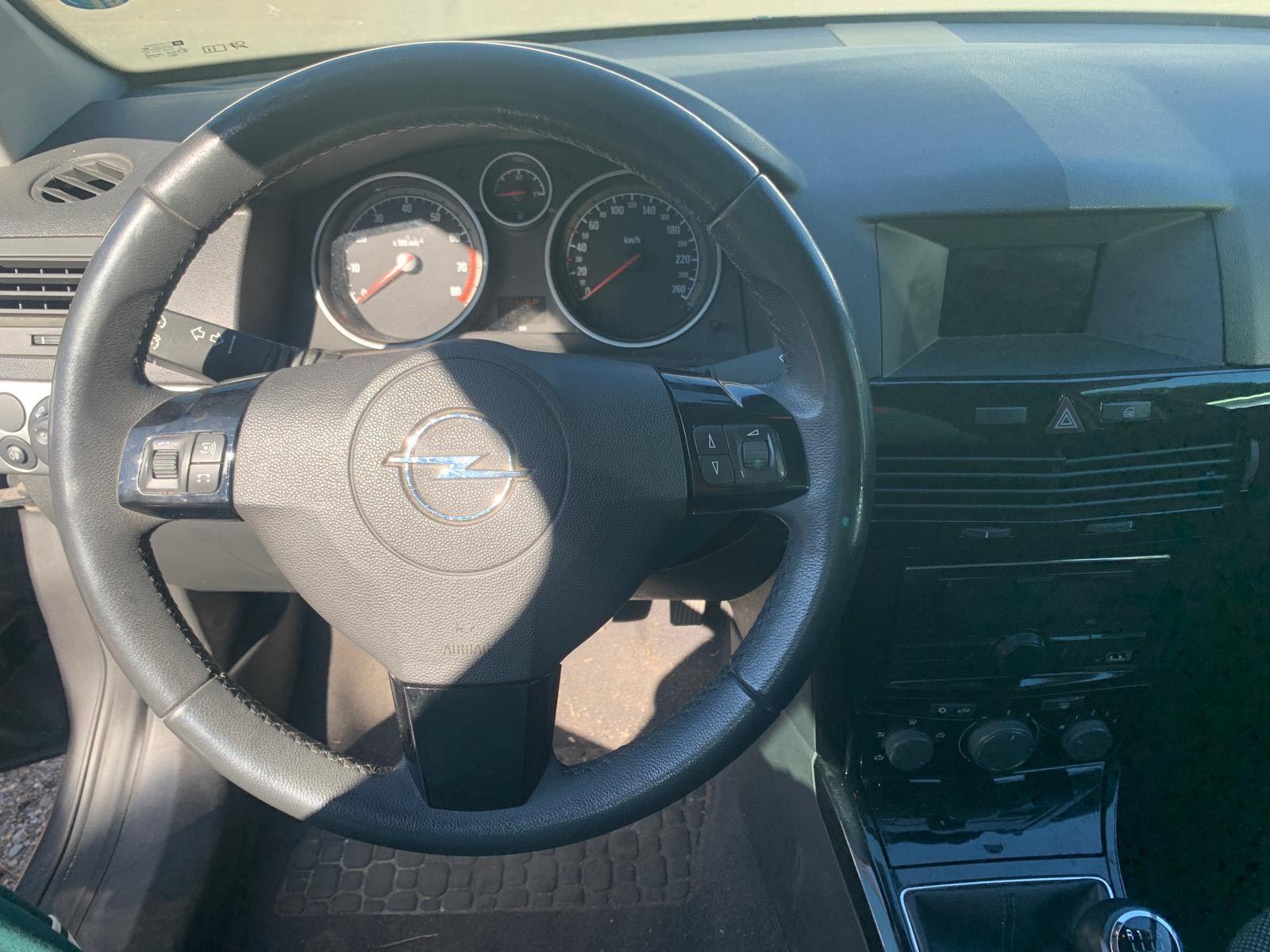 Opel Astra 2010 — photo 12