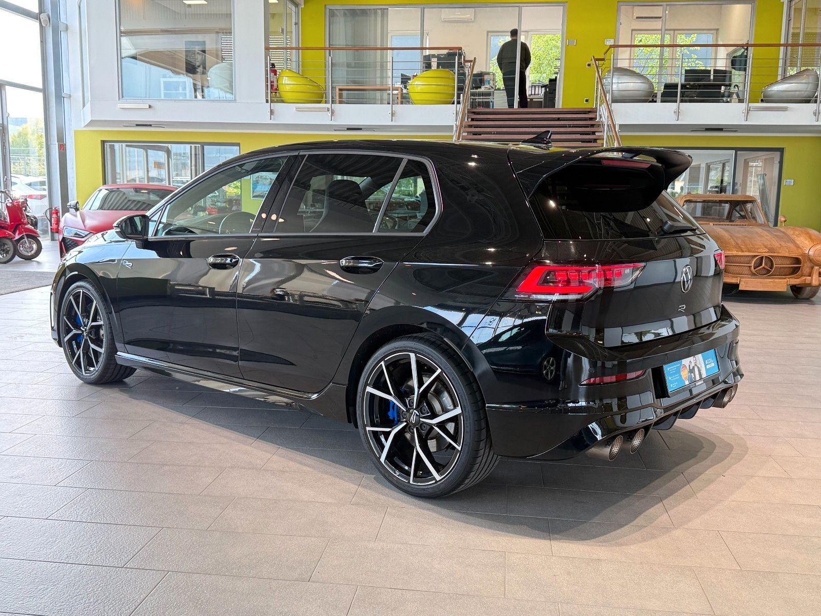 Volkswagen Golf VIII Lim. 2.0 TSI R Akrapovic Ambiente foto 4
