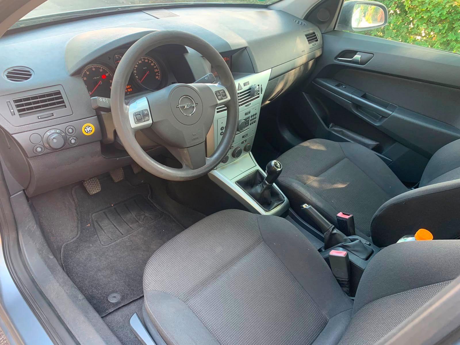 Opel Astra 2010 — photo 9