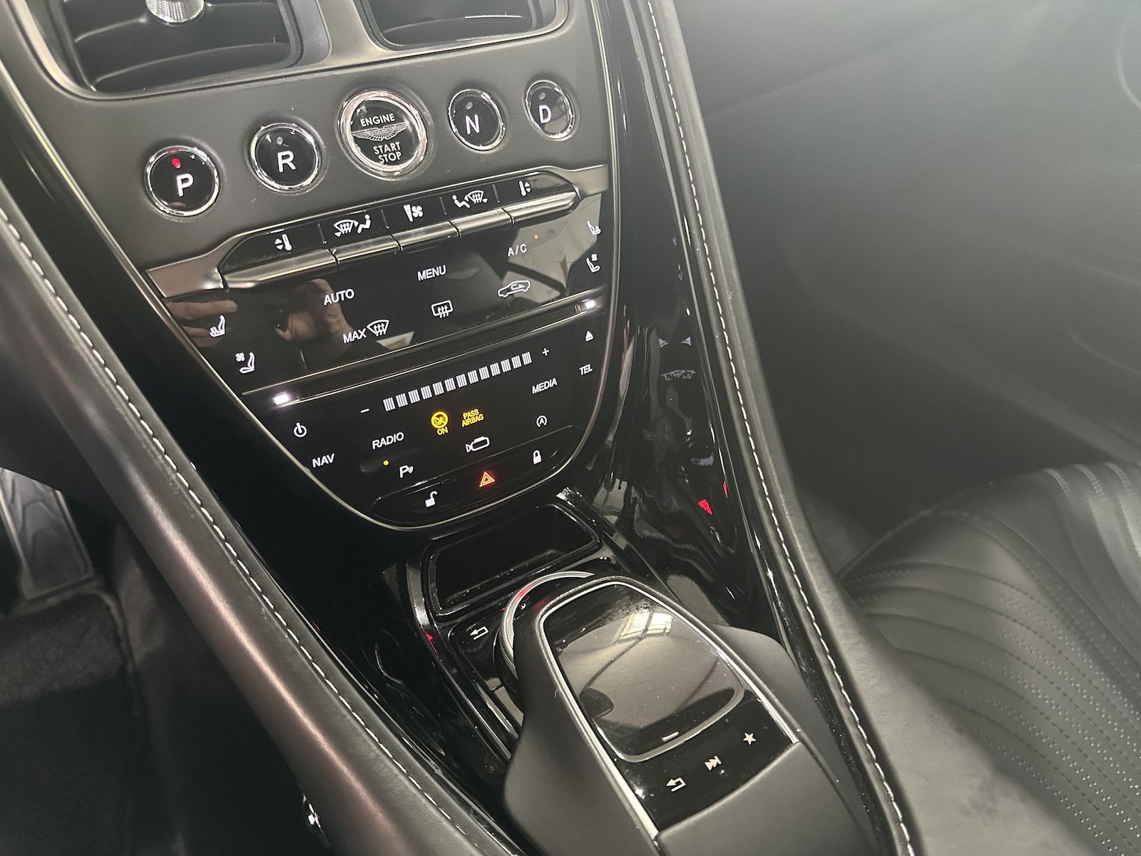 Fahrzeugabbildung Aston Martin DB11 V 12 AML Special Colour/Black-Tech-Pack/