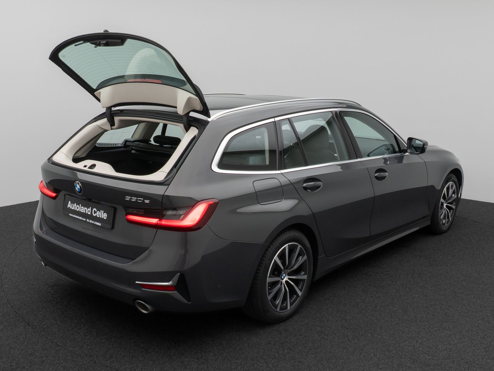 Fahrzeugabbildung BMW 330e Luxury Line Kamera Pano HUD HiFi Individual