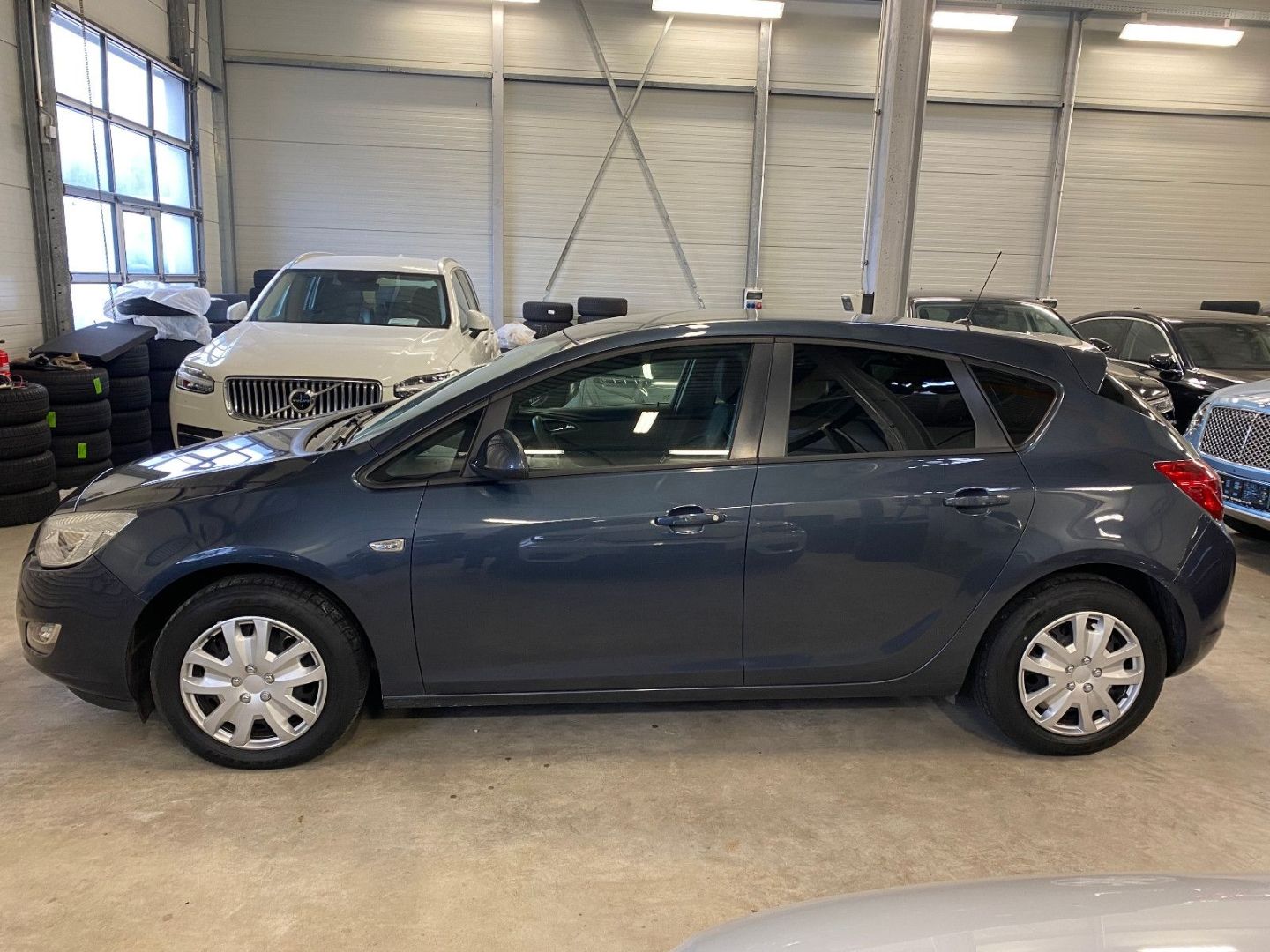 Fahrzeugabbildung Opel Astra J Lim. 5-trg. Edition AHK Klima