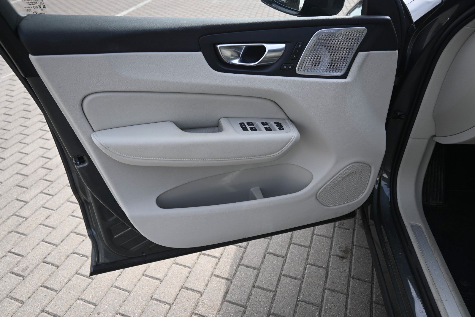 Fahrzeugabbildung Volvo XC60 B5 B  Ultra Dark AWD*B&W*PANO*LUFT*AHK*