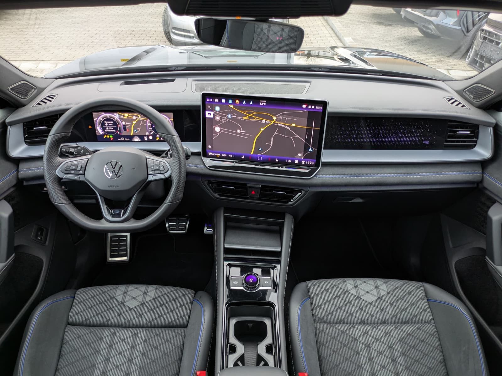 Fahrzeugabbildung Volkswagen Tayron 2.0 TDI 4M R-Line BLACK*7Si*MATRIX*PANO