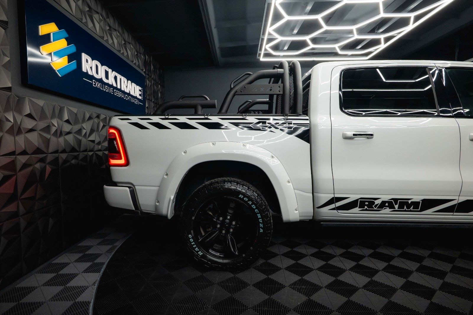 Fahrzeugabbildung Dodge RAM 5.7 V8 HEMI LIMITED Offroad Night-Paket *LED