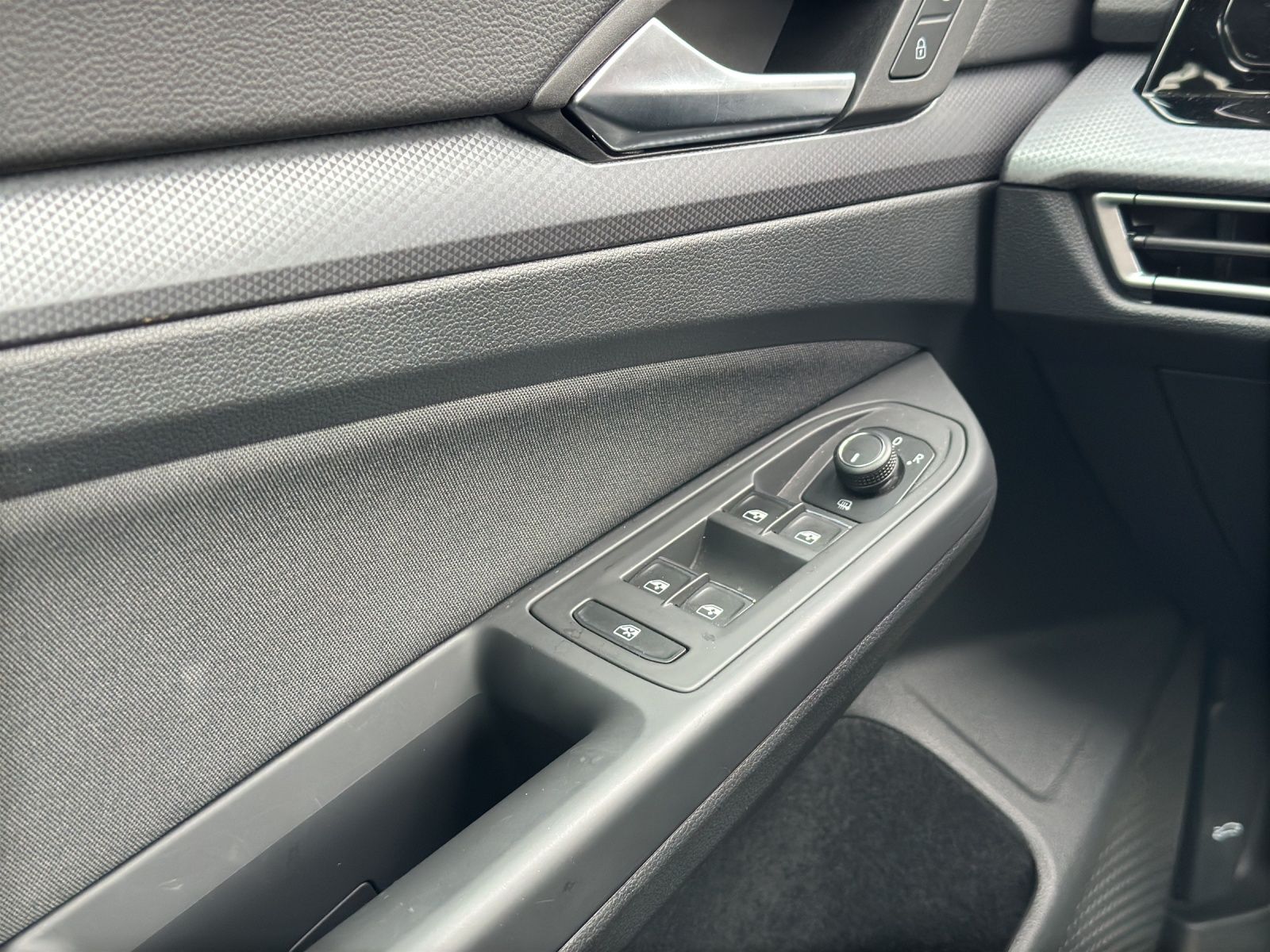 Fahrzeugabbildung Volkswagen Golf VIII Variant eTSI Active DSG NAVI AppConnec