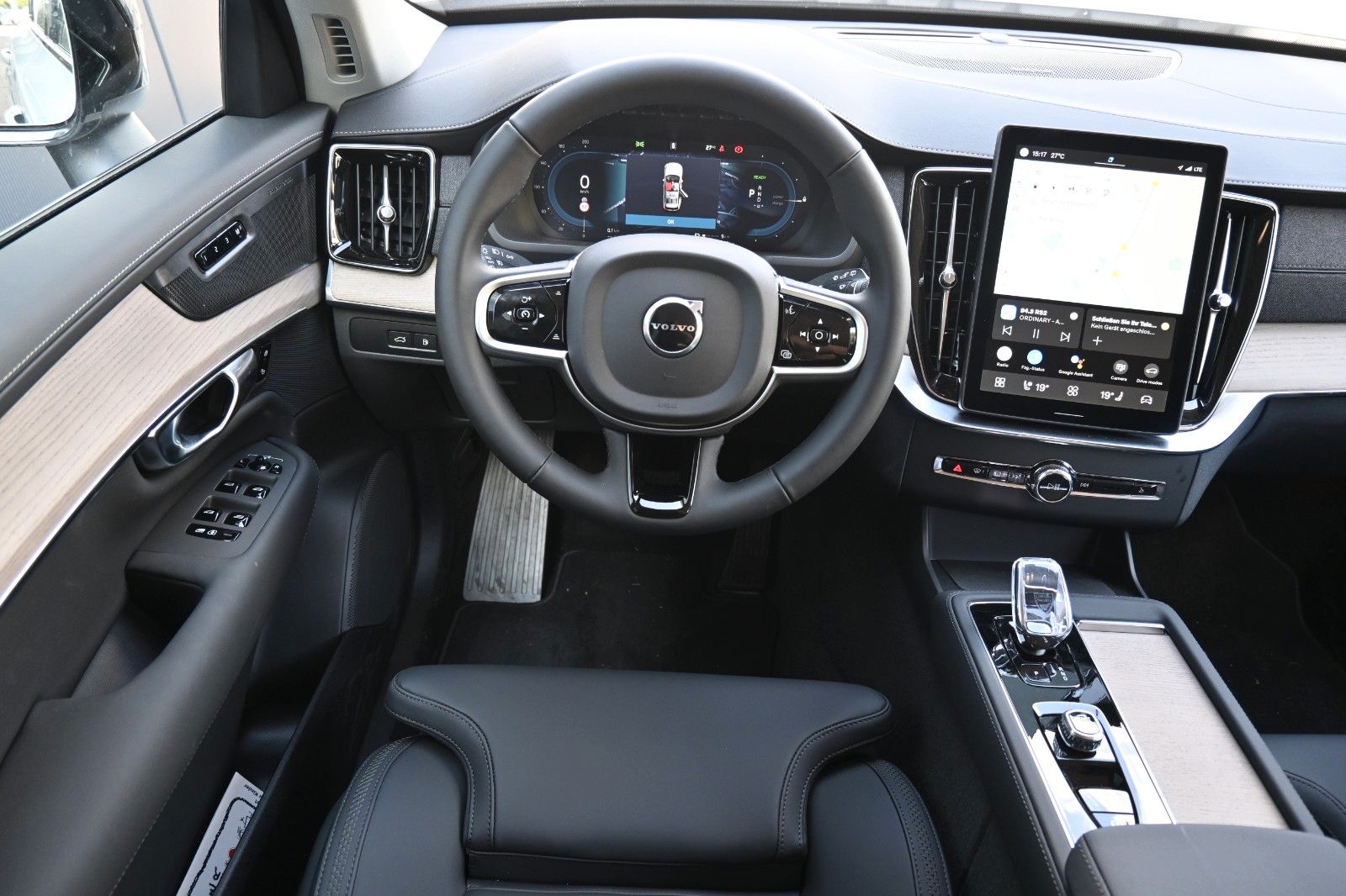 Fahrzeugabbildung Volvo XC90 T8 RC AWD Plus Dark*STDHZG*360°*ACC*