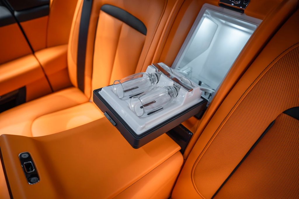 Cullinan BLACK BADGE 2026 MANSORY BLACK/ORANGE - Bild 25