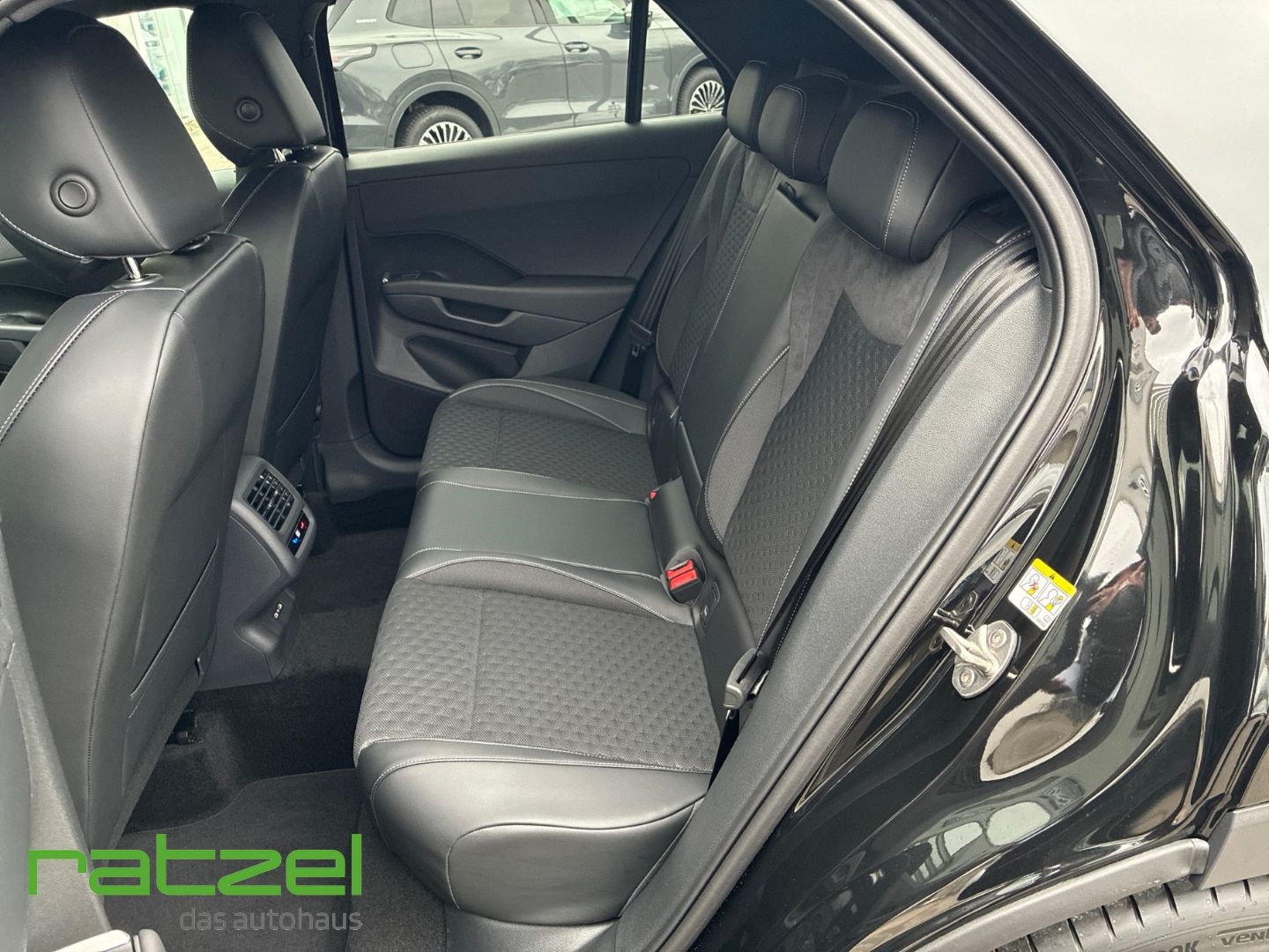 Fahrzeugabbildung Volkswagen T-Roc R-Line 1.5eTSI IQ.Light+Navi+AHK+IQ.Drive