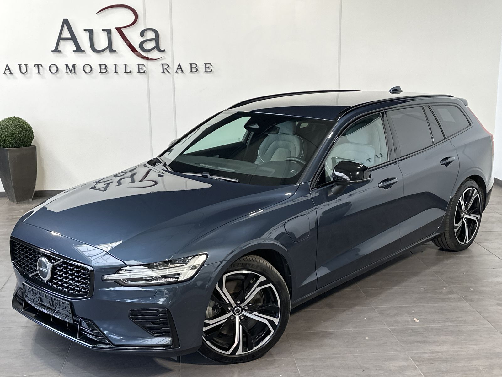 Fahrzeugabbildung Volvo V60 T6 Hybrid Plus Dark AWD NAV+LED+H&K+V-COCK