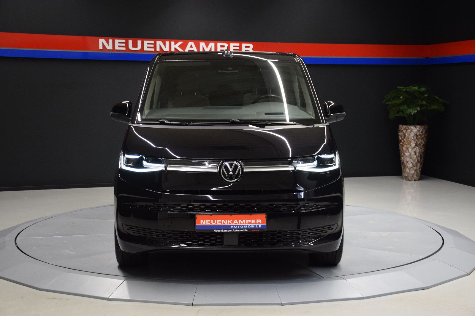 Fahrzeugabbildung Volkswagen T7 Multivan Pano ACC AHK DCC HK HuD 3-Zonen