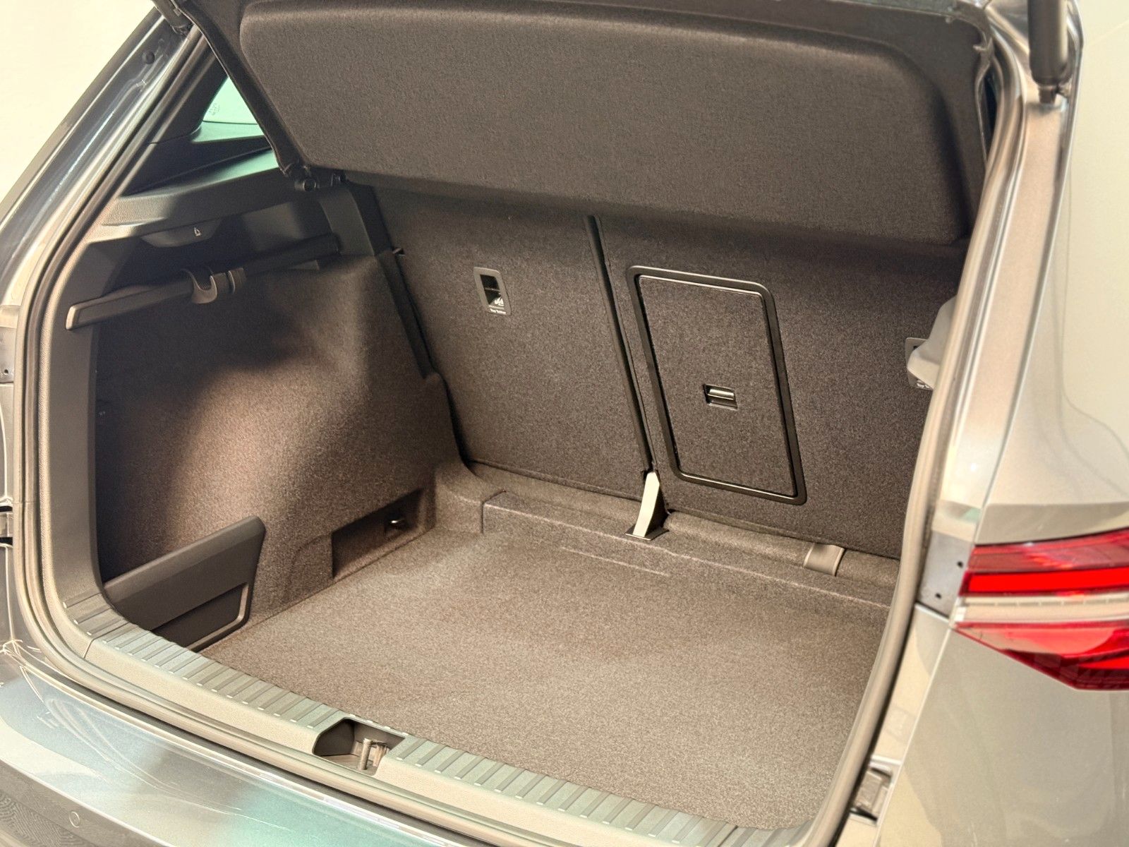 Fahrzeugabbildung SKODA Karoq Sportline / DSG / ACC / Panoramadach