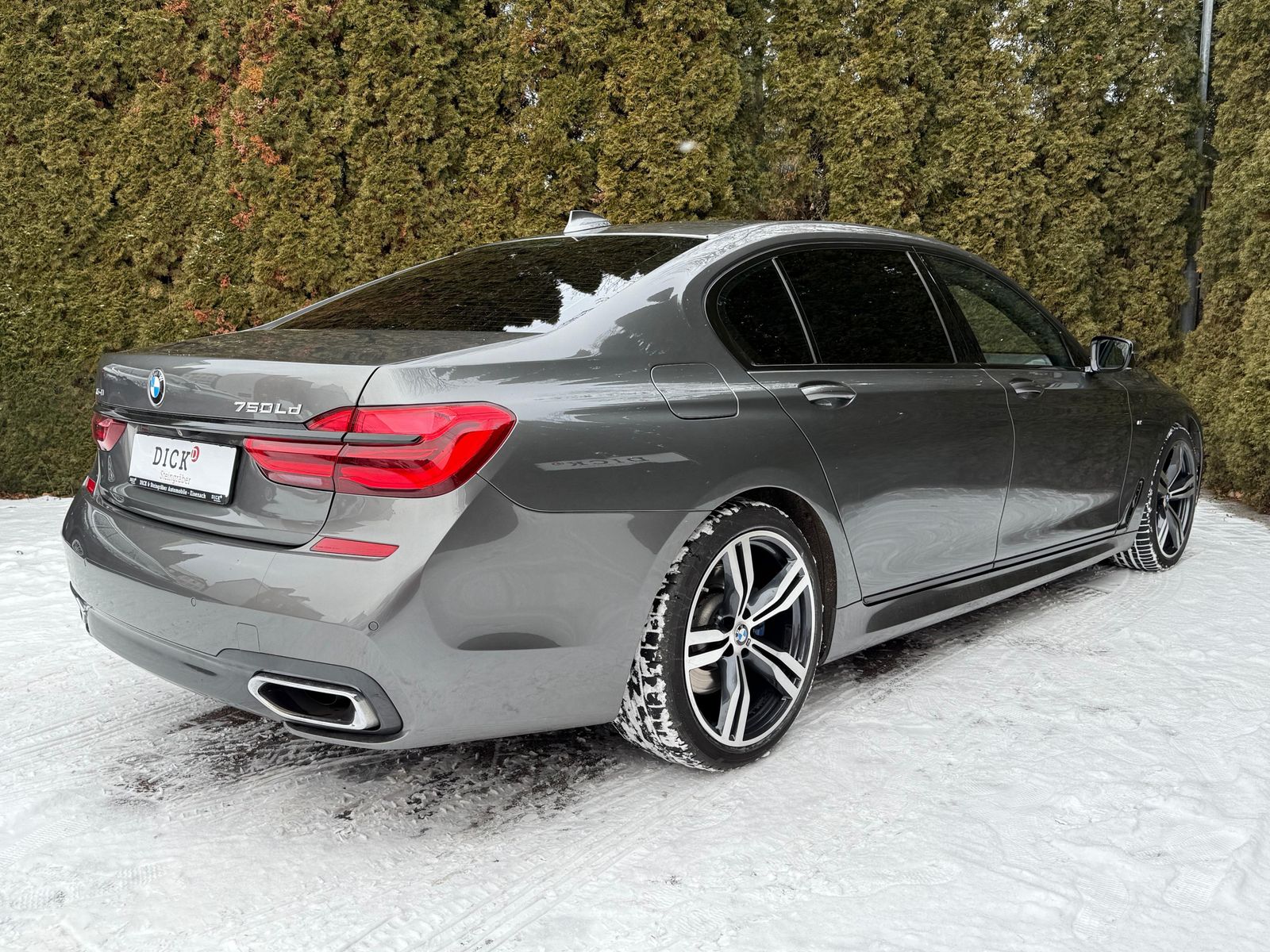Fahrzeugabbildung BMW 750 L d xDrive M Paket LED+NAV+SHZ+MEMO+PANO+KAM
