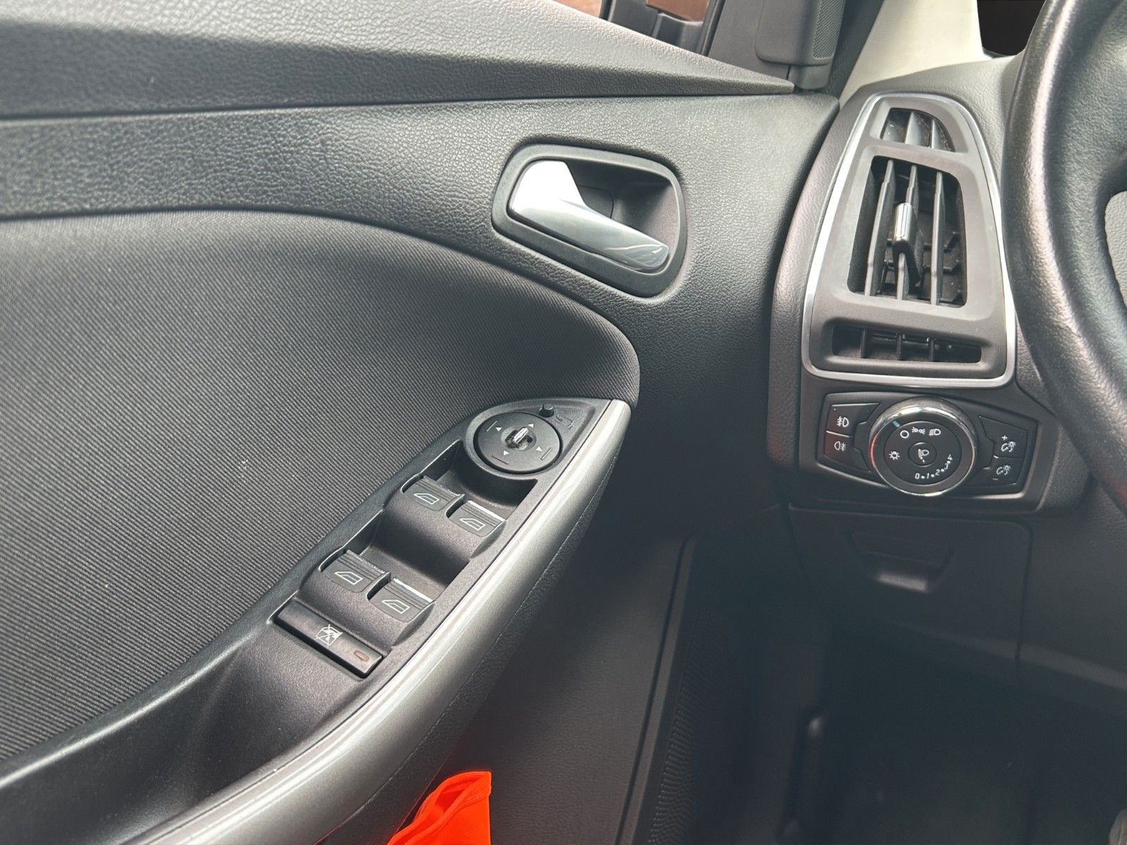 Fahrzeugabbildung Ford Focus Turnier Sync/TÜV, Service&Zahnriemen Neu /