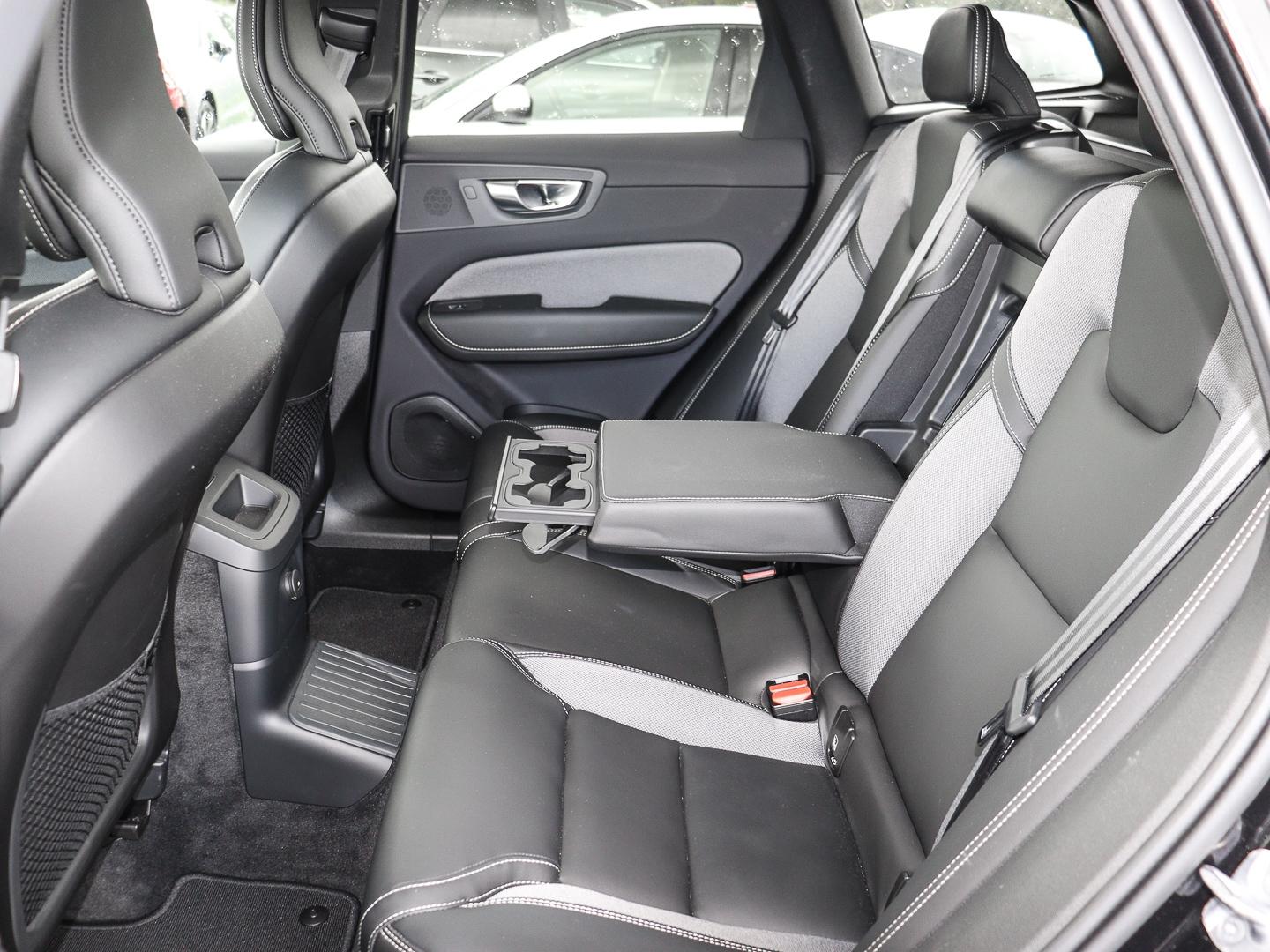 Volvo XC60 Plus Dark Recharge Plug-In Hybrid AWD T6 Tw