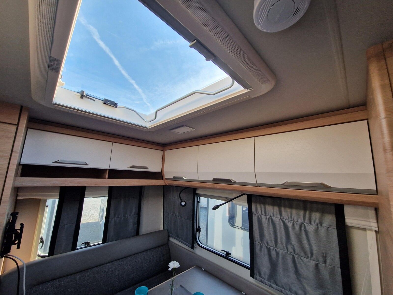 Fahrzeugabbildung Knaus Südwind 420 QD Black Selection