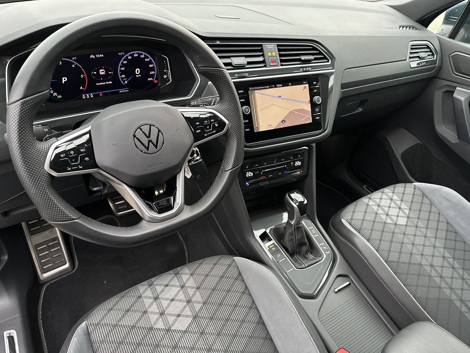 Fahrzeugabbildung Volkswagen Tiguan 2.0 TDI DSG R-Line NAV+LED+AHK+VCOCK+ACC