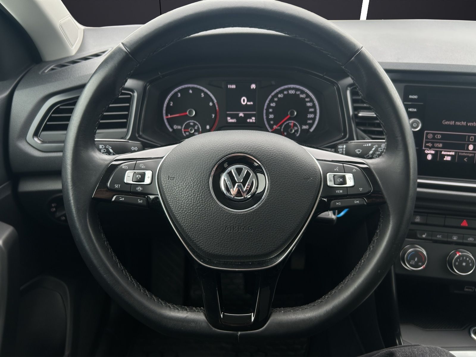 Fahrzeugabbildung Volkswagen T-Roc TSI ACC PDC SH LM