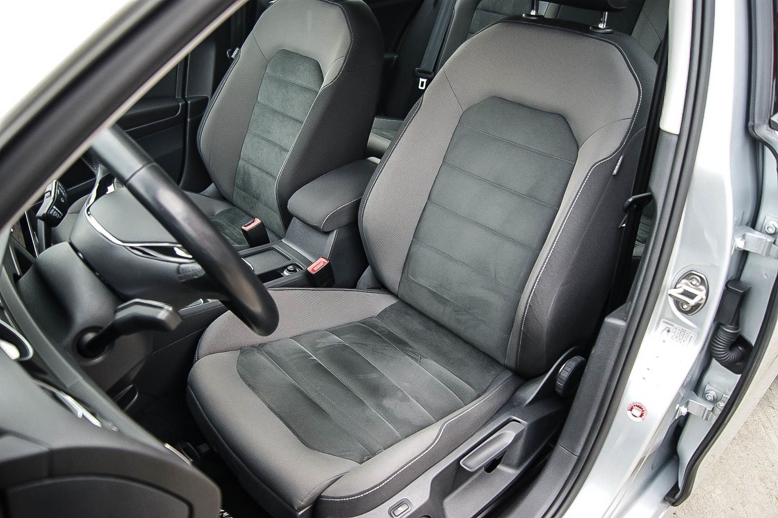 Fahrzeugabbildung Volkswagen Golf VII Variant Comfortline LED ACC SIHZG 1HAND