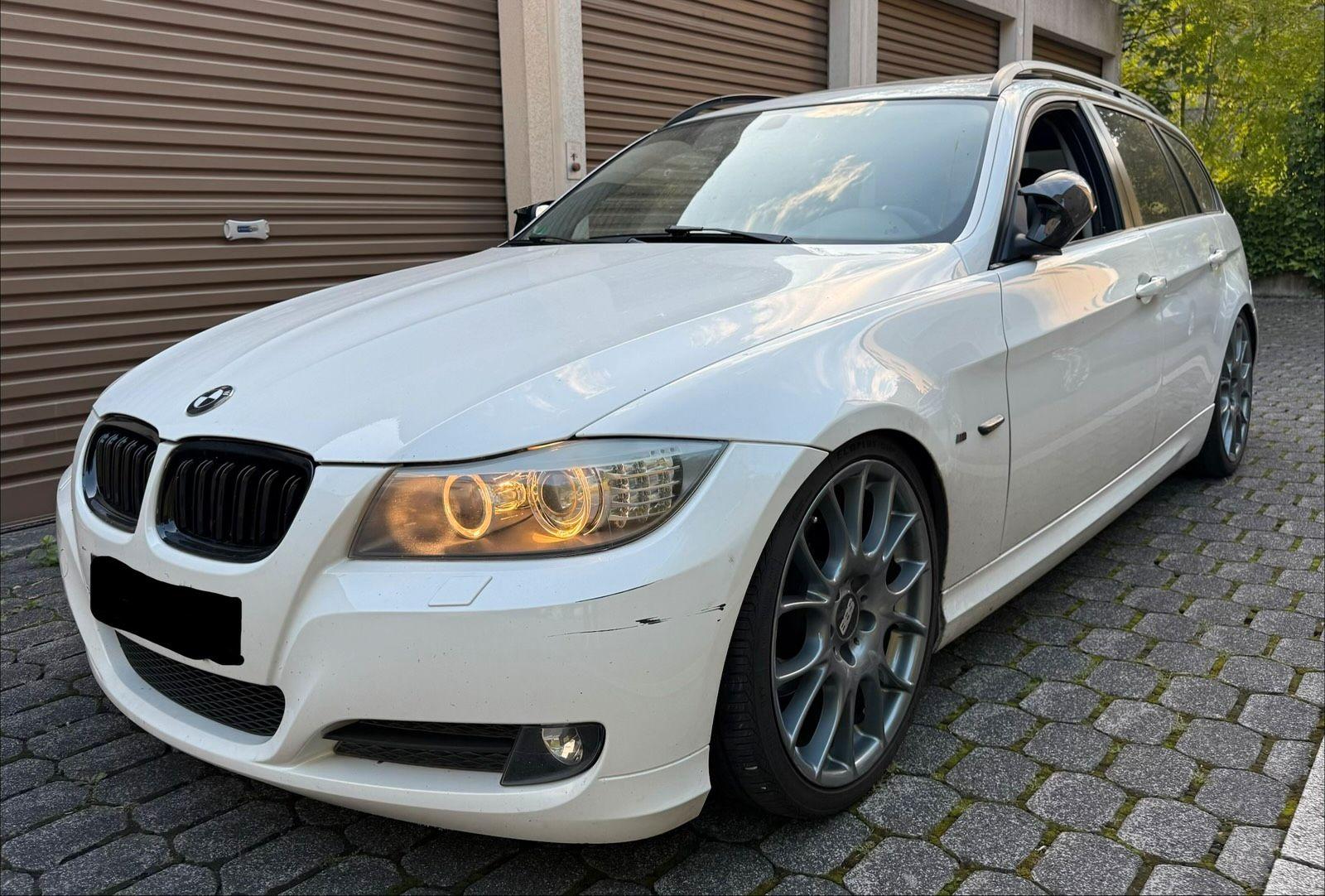 BMW 320 2009 — rear view