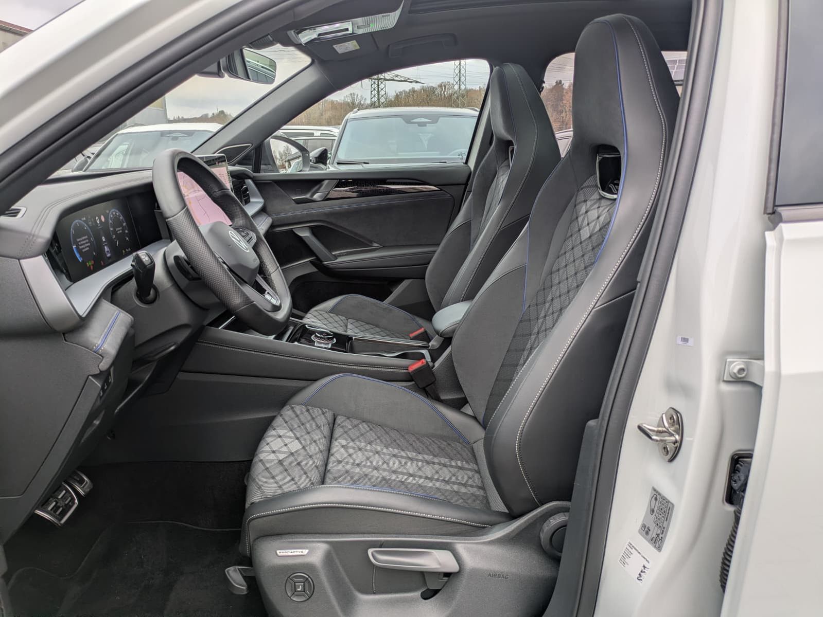 Fahrzeugabbildung Volkswagen Tayron 2.0 TDI 4M R-Line BLACK*7S*AHK*PANO*HUD