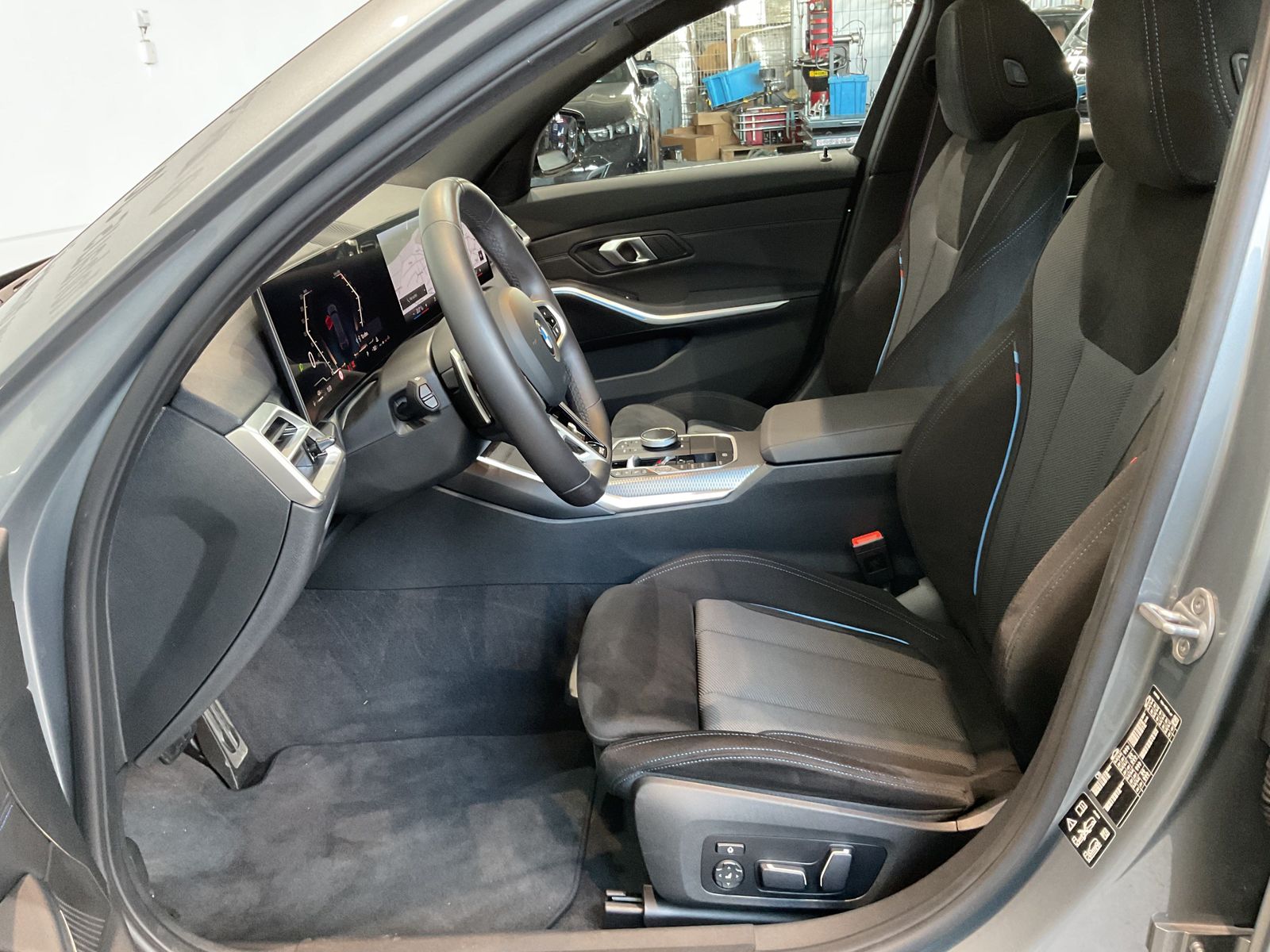 Fahrzeugabbildung BMW 330i xDrive | M Sportpaket pro | Panorama-Glasda