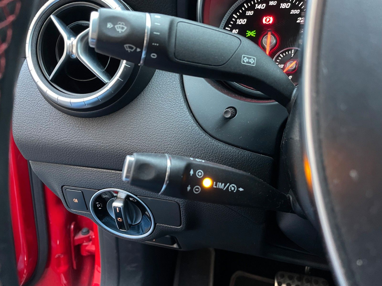 Fahrzeugabbildung Mercedes-Benz CLA 200 AMG Navi+SHZ+Klima+PDC+LED