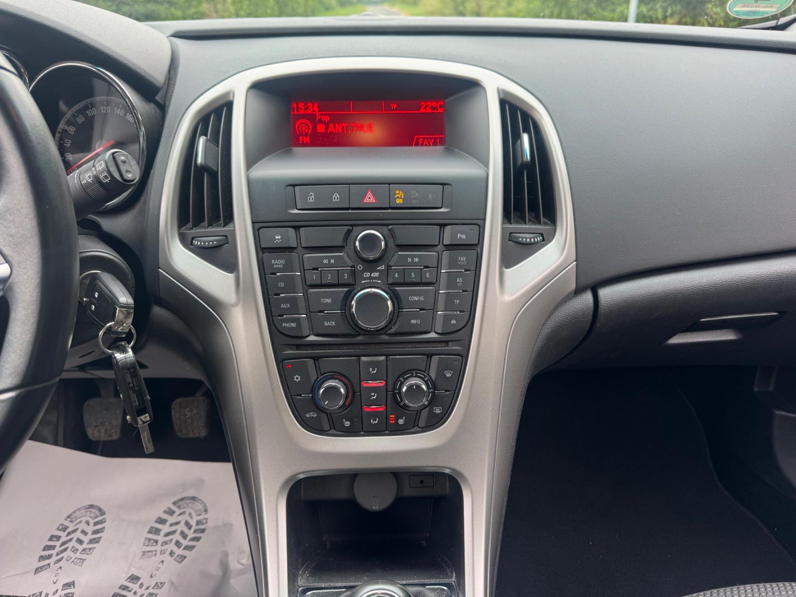 Opel Astra 2011 — photo 12
