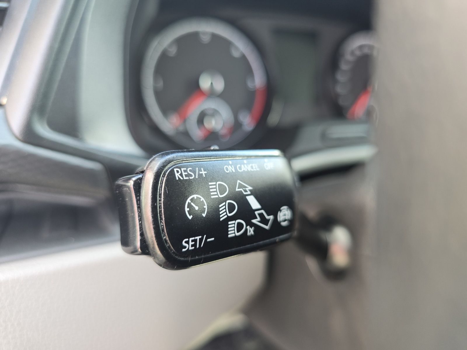 Fahrzeugabbildung Volkswagen T6 Transporter Kombi Langer Radstand 9 Sitzer