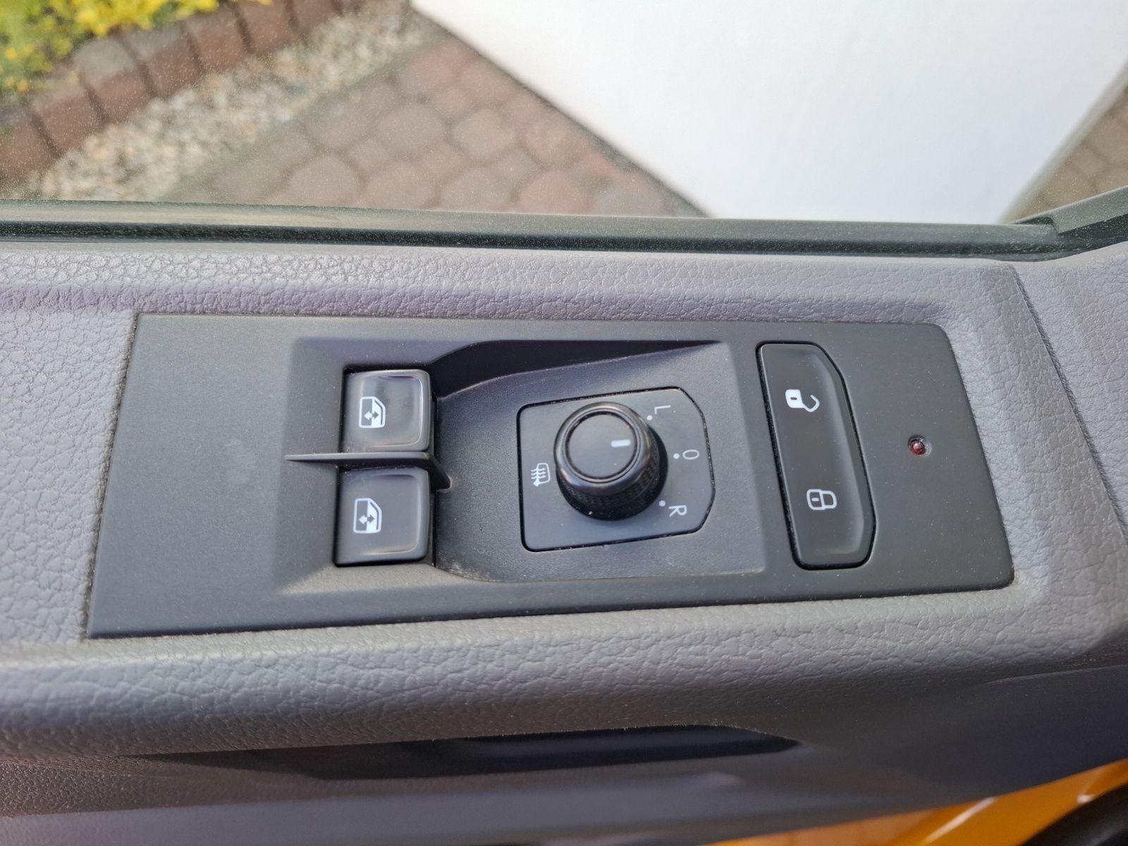 Fahrzeugabbildung Volkswagen T6 Transporter T6.1 DoKa LR Klima AHK