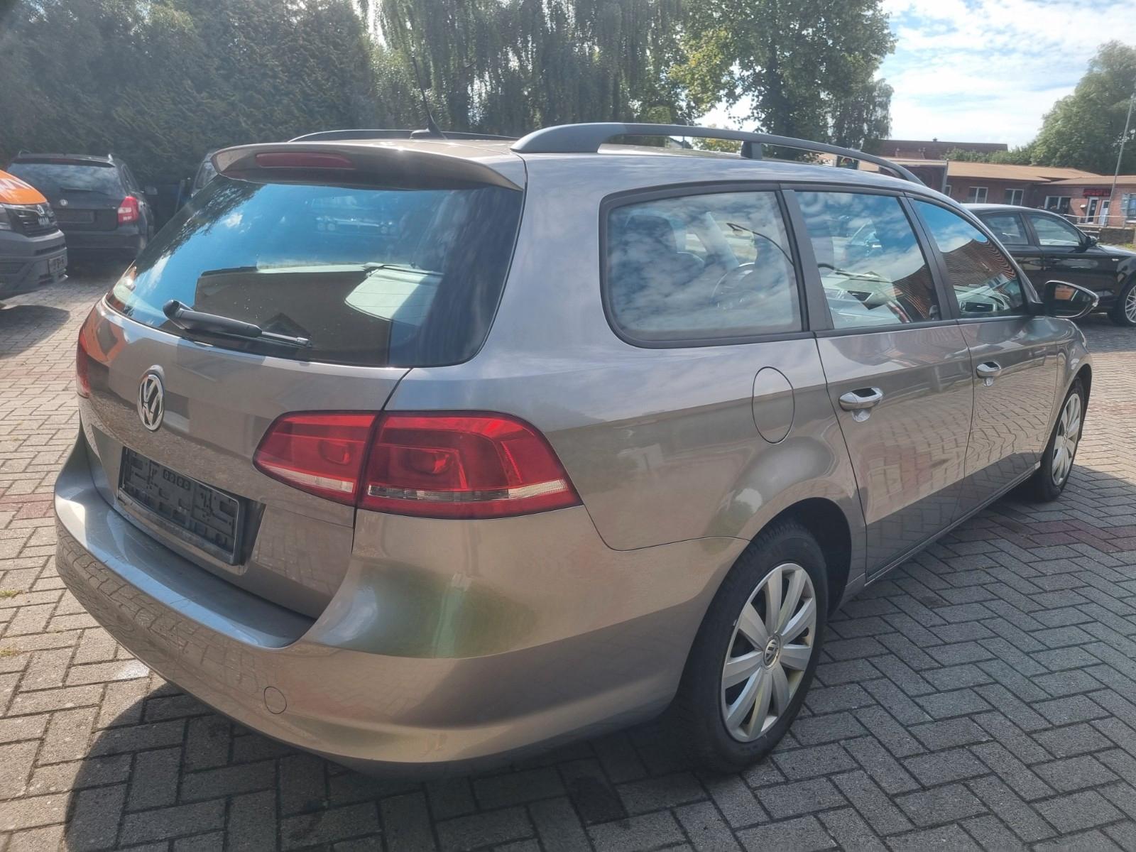 Volkswagen Passat 2012 — rear view