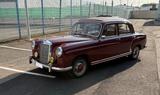 Mercedes-Benz 220 S Ponton mit Schiebedach - Mercedes-Benz 220 mit Benzin-Antrieb: Leder