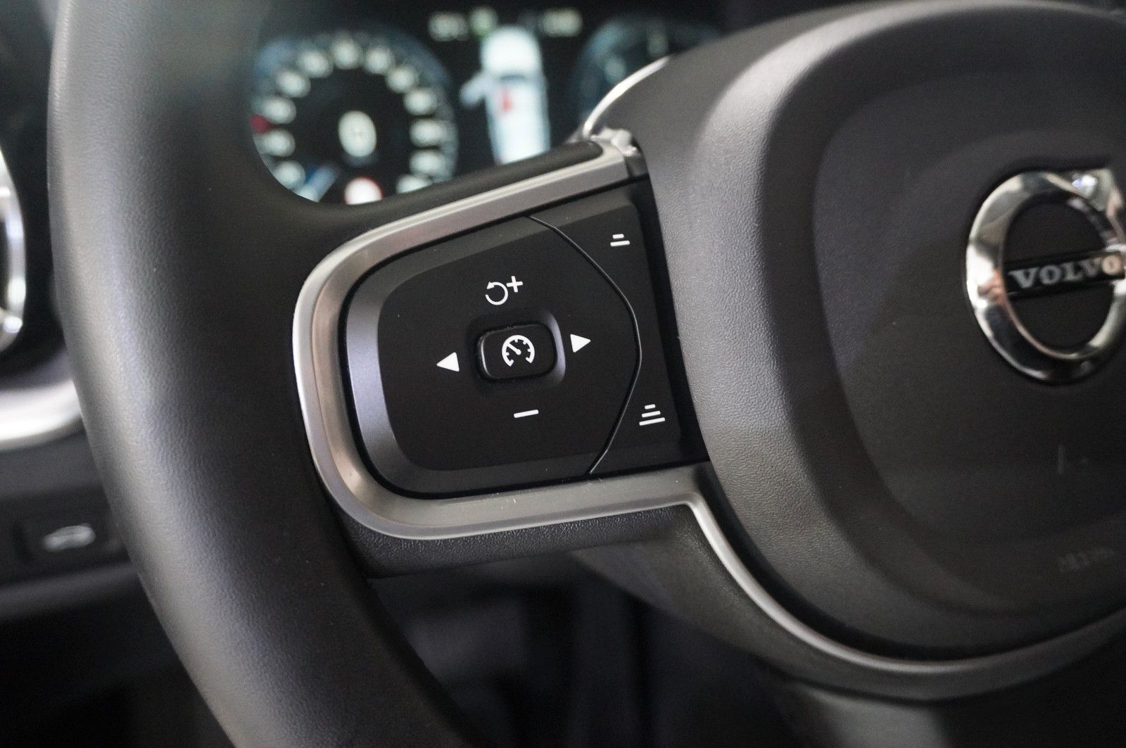 Fahrzeugabbildung Volvo V60 Kombi B4 MOMENTUM PRO NAVI/LED/KAMERA/VIRT.