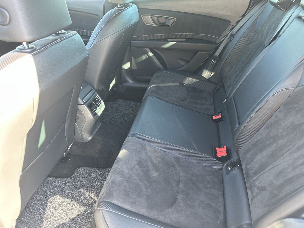 Fahrzeugabbildung SEAT Leon Cupra 2.0 TSI 213 kW (290 PS) 7-Gang-DSG - mit KI generiert/bearbeitet