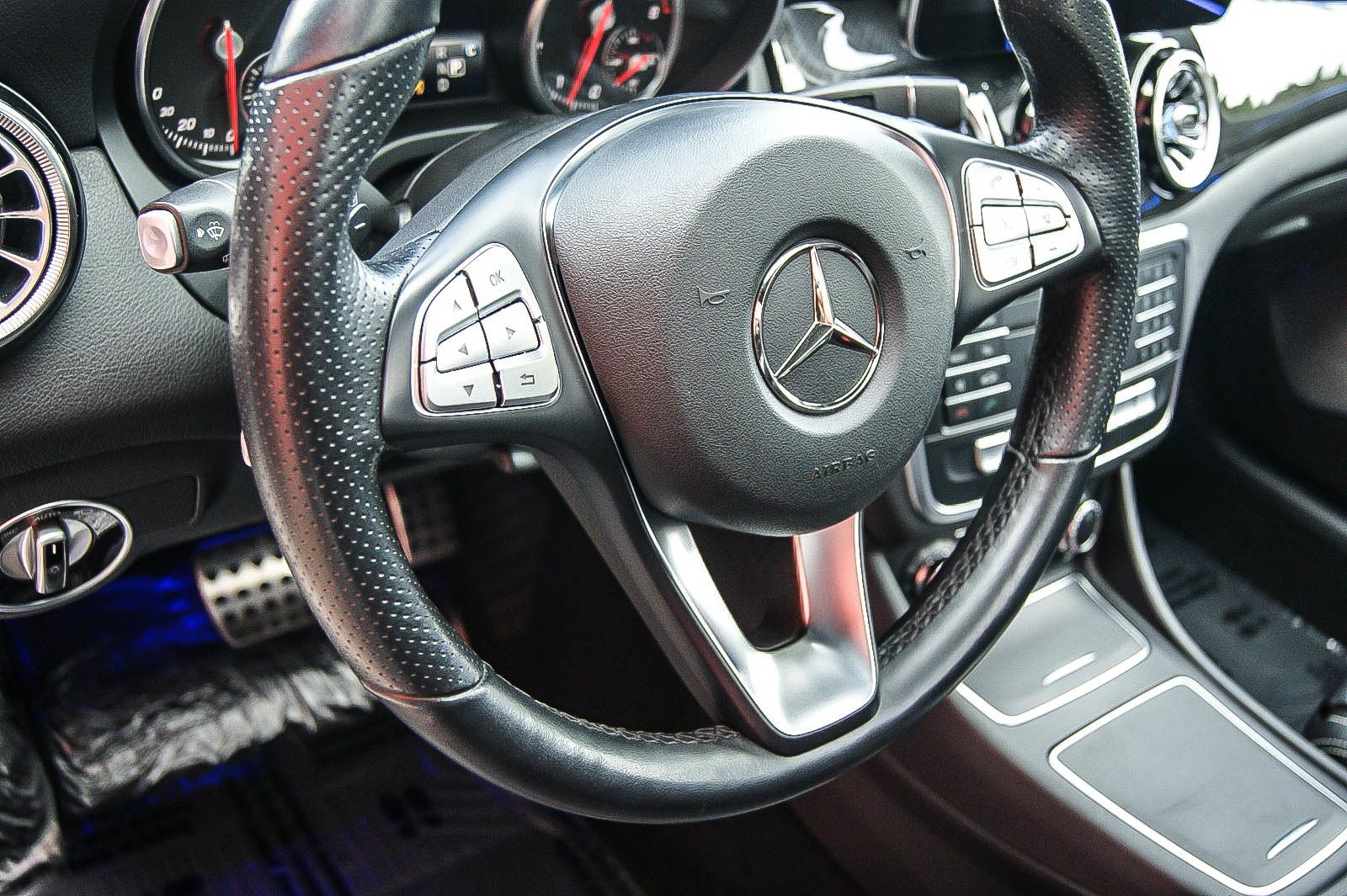 Fahrzeugabbildung Mercedes-Benz CLA 180 7G-DCT Urban Style Edition AMG PANORAMA