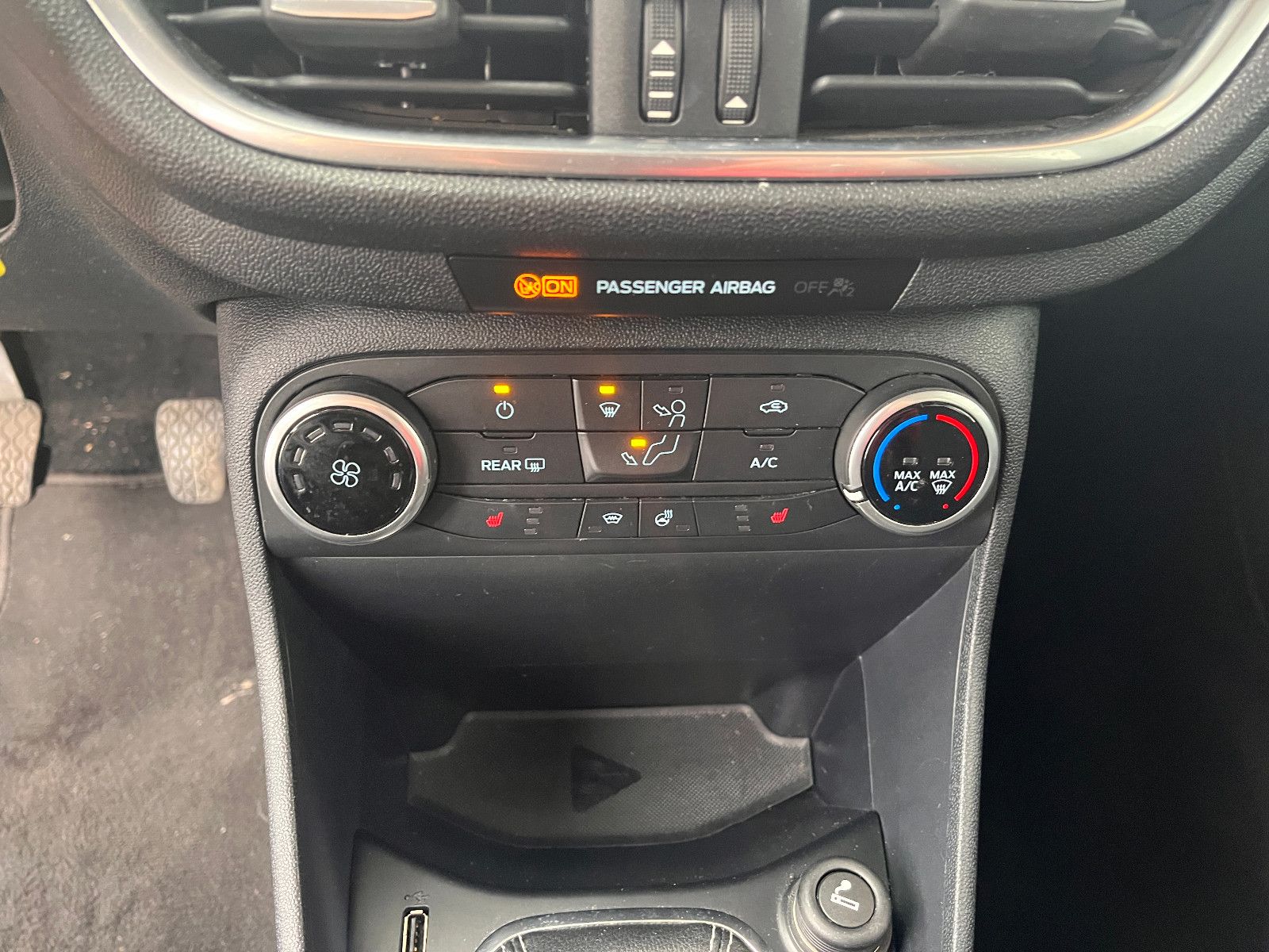 Fahrzeugabbildung Ford Fiesta Cool & Connect Navi/Sitzh./Parkpilot