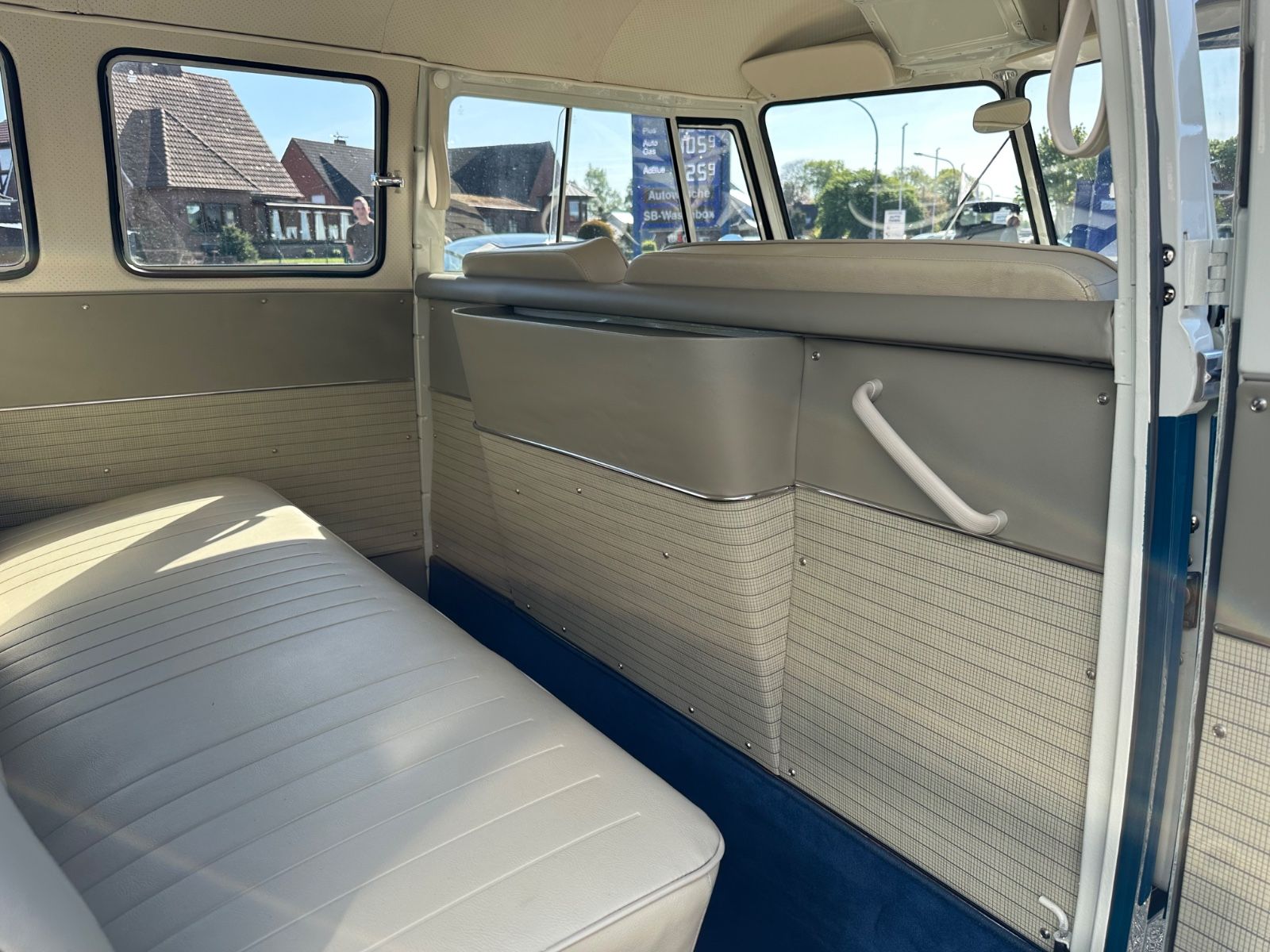 Fahrzeugabbildung Volkswagen T1 Bus 13-Fenster-Ausführung  Modelljahr 1966