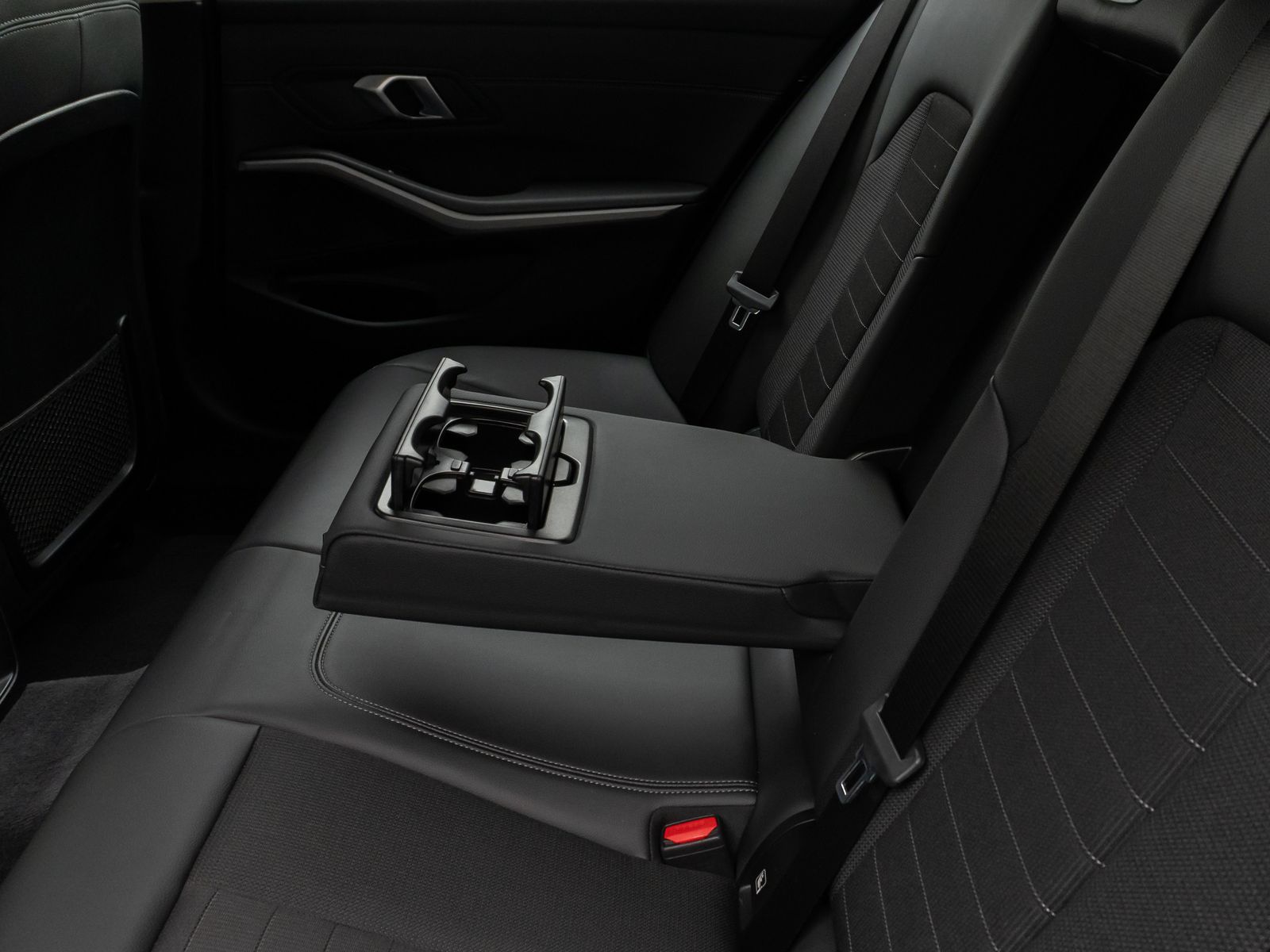Fahrzeugabbildung BMW 330e Kamera DAB CockPitPr DrivAssis Alarm Sport