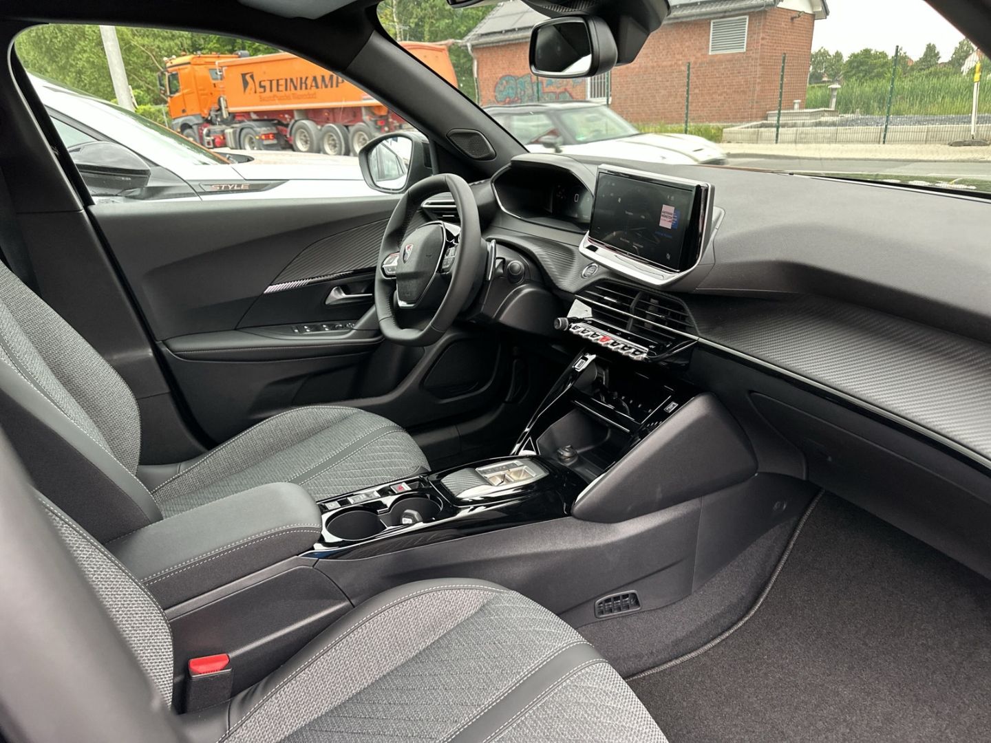 Fahrzeugabbildung Peugeot 2008 ALLURE HYBRID 145 e-DSC6 Navi LED ACC SHZ