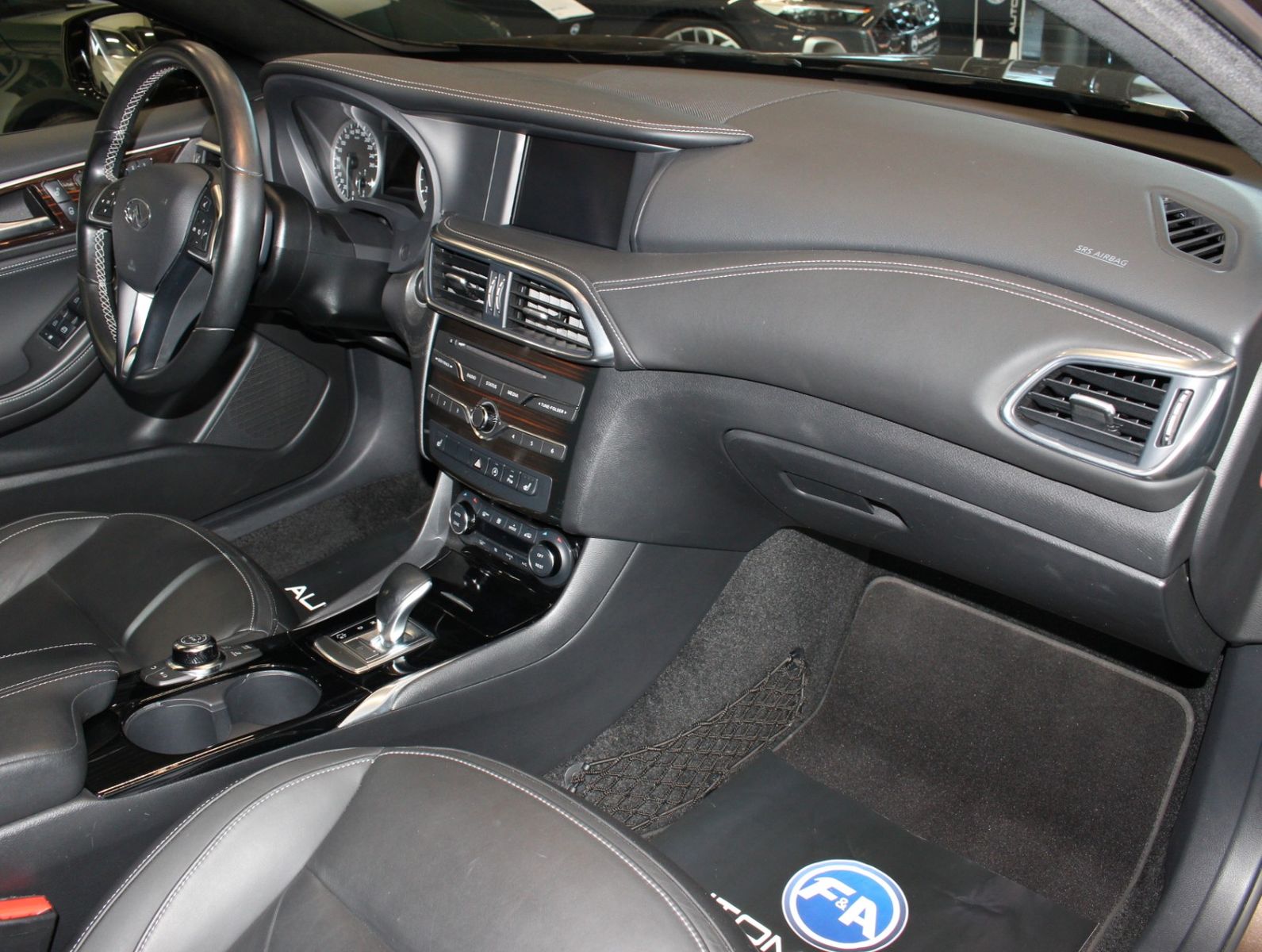 Fahrzeugabbildung Infiniti Q30 1.6 Premium 2. Hand*Navi*Kamera