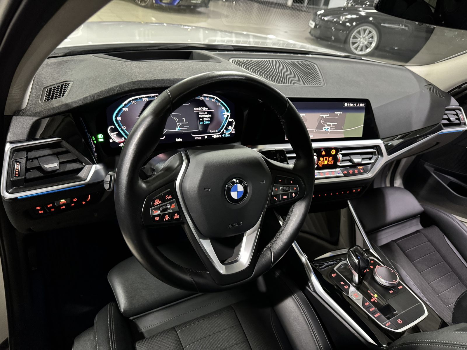 Fahrzeugabbildung BMW 330e Sport Line Panorama Laser Kamera HUD HiFi