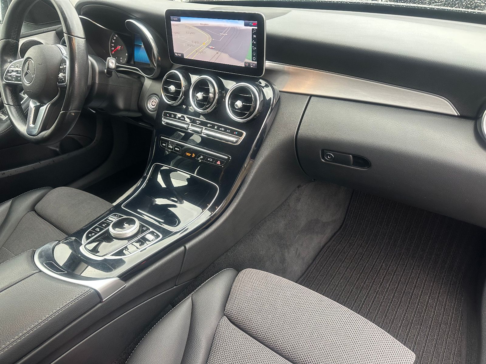 Fahrzeugabbildung Mercedes-Benz C 300 T de AVANTGARDE*1.HAND+AHK+VM.*