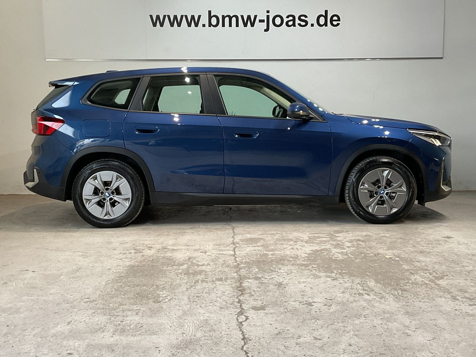 Fahrzeugabbildung BMW iX1 xDrive30 DAB Parkassistent AHK Shz