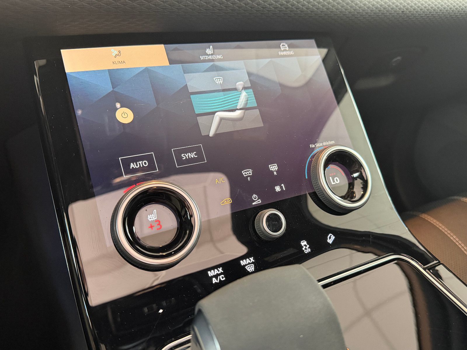 Fahrzeugabbildung Land Rover Range Rover Velar Hybrid S P400e /PANO/MERIDIAN/