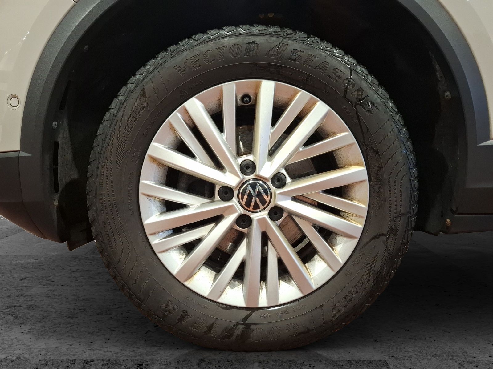 Fahrzeugabbildung Volkswagen T-Roc TSI Life STH LED Park-Assist SH LM