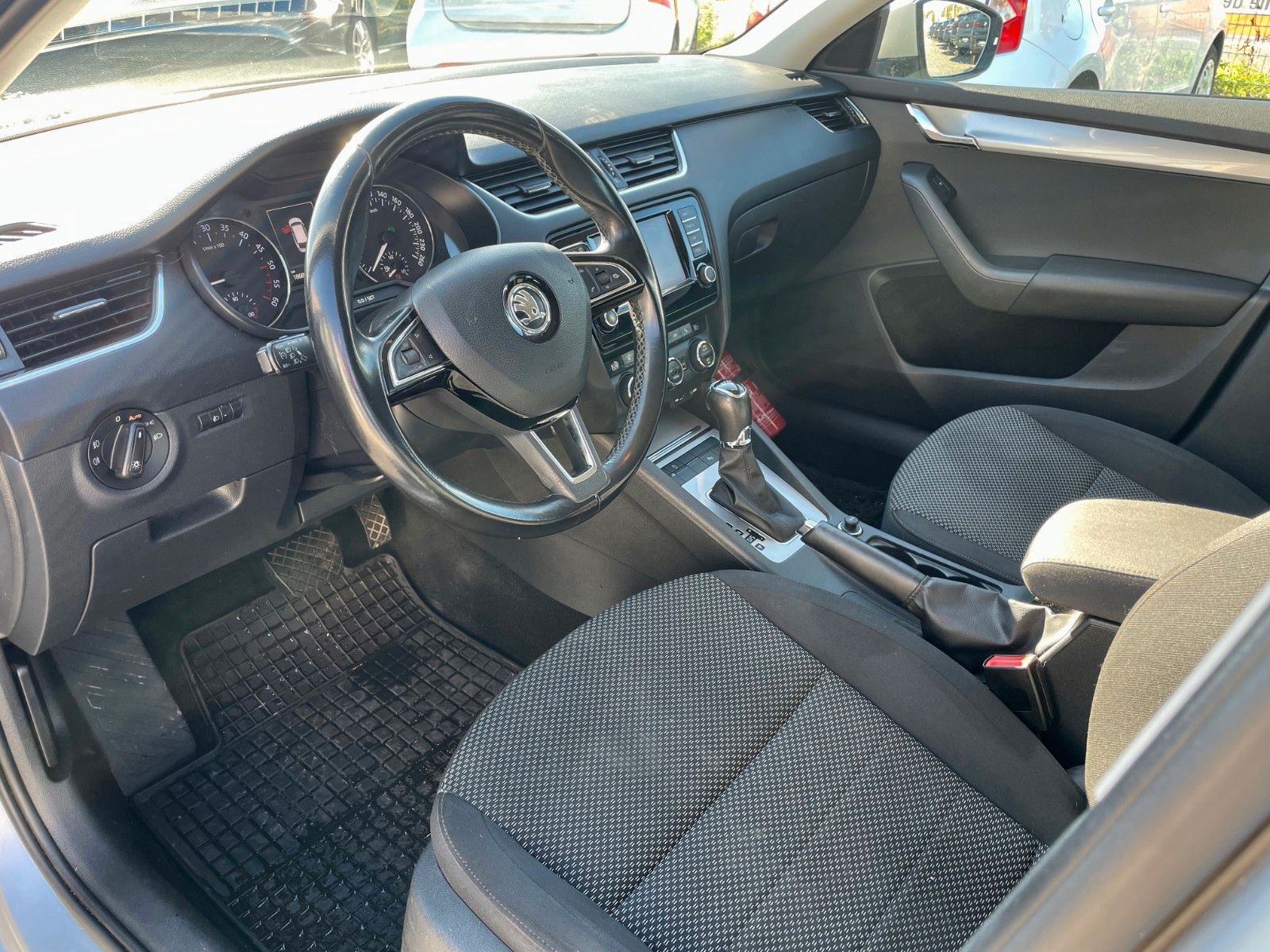 Fahrzeugabbildung SKODA Octavia 1.6 TDI Combi Ambition Aut. Navi AHK PDC