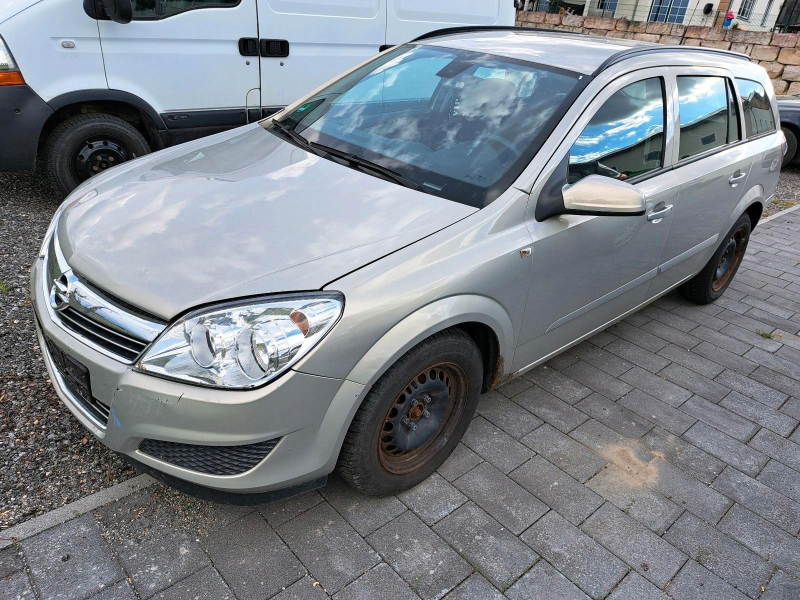 Opel Astra 2006 — rear view