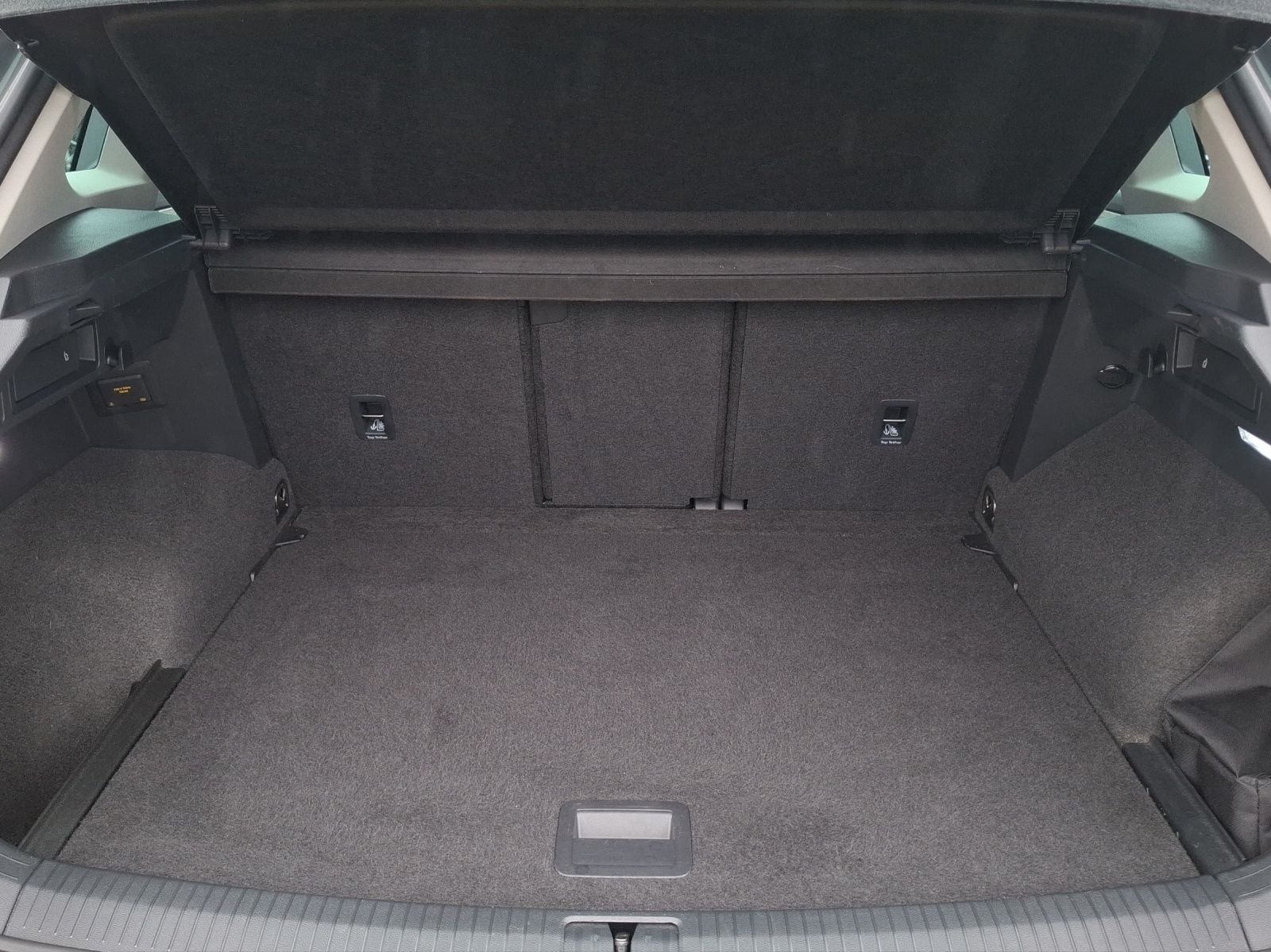 Fahrzeugabbildung Volkswagen Tiguan TSI Life LED Navi AID ACC PDC SHZ