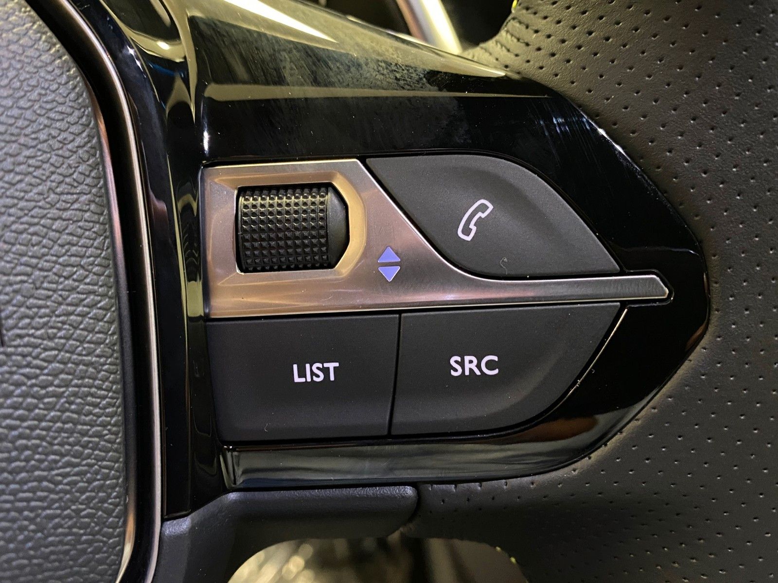 Fahrzeugabbildung Peugeot 2008 PureTech GT+NAVIGATION+LAGER+ALU+AUTOMATIK+